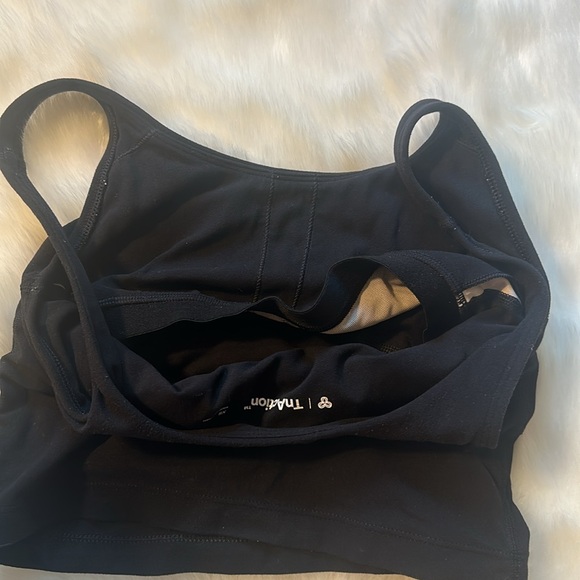 Aritizia TnaBUTTER Bound Tank
Light-support sports tank with built-in bra XS EUC - Picture 6 of 6